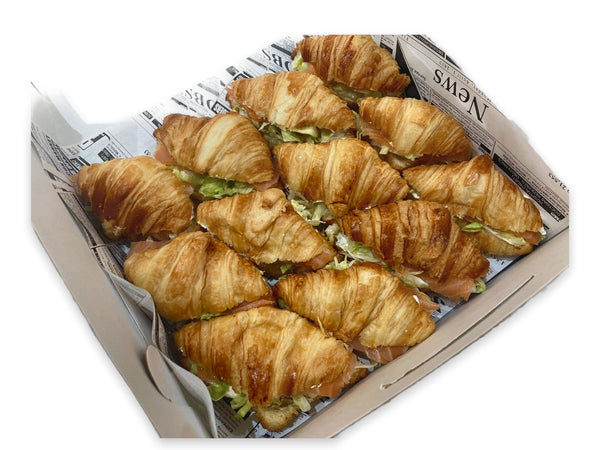 Mini Croisant de mantequilla rellenos, en bandeja de 12 unidades - Cositas Güenas